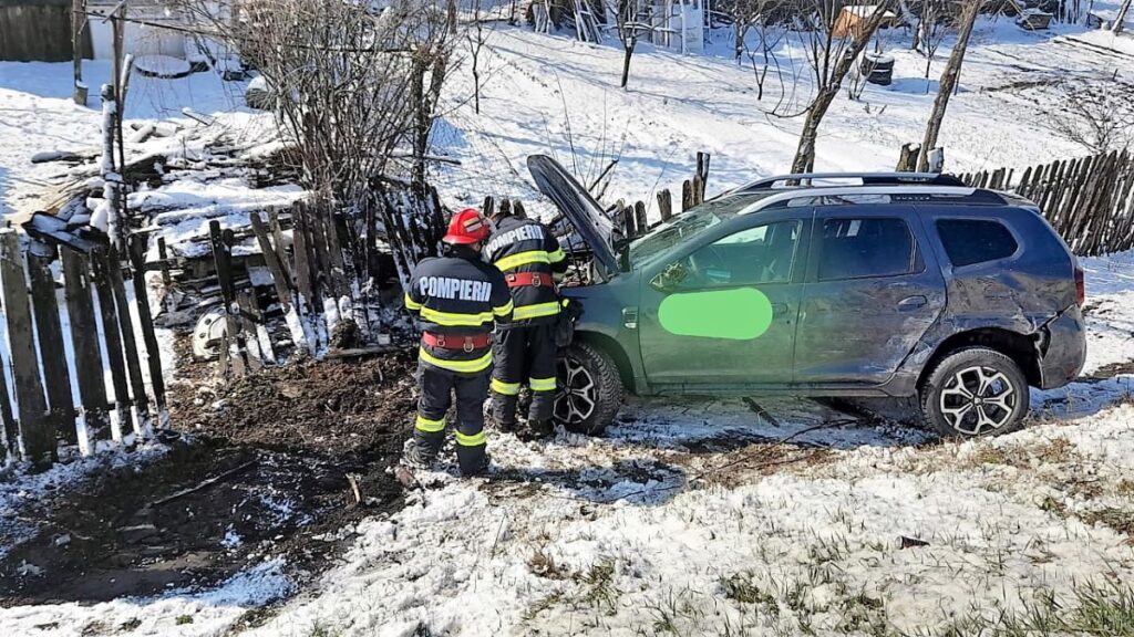 Intervenție a pompierilor după ce o femeie a intrat cu mașina într-un ...